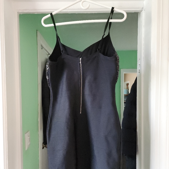 Guess Dresses & Skirts - Guess women's stretchy, sophisticated dress.